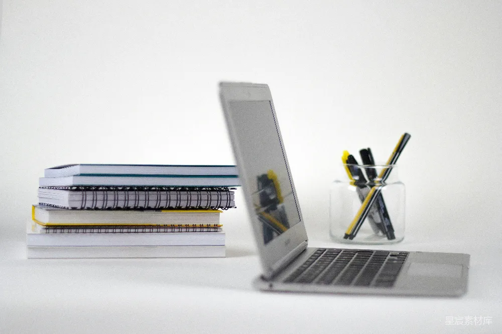高清摄影  苹果MacBook Pro 在白色桌子上