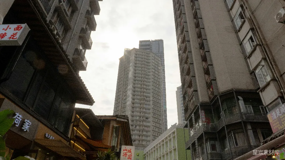 高清摄影  这座现代化的高楼耸立在周围较旧的建筑物之中。
