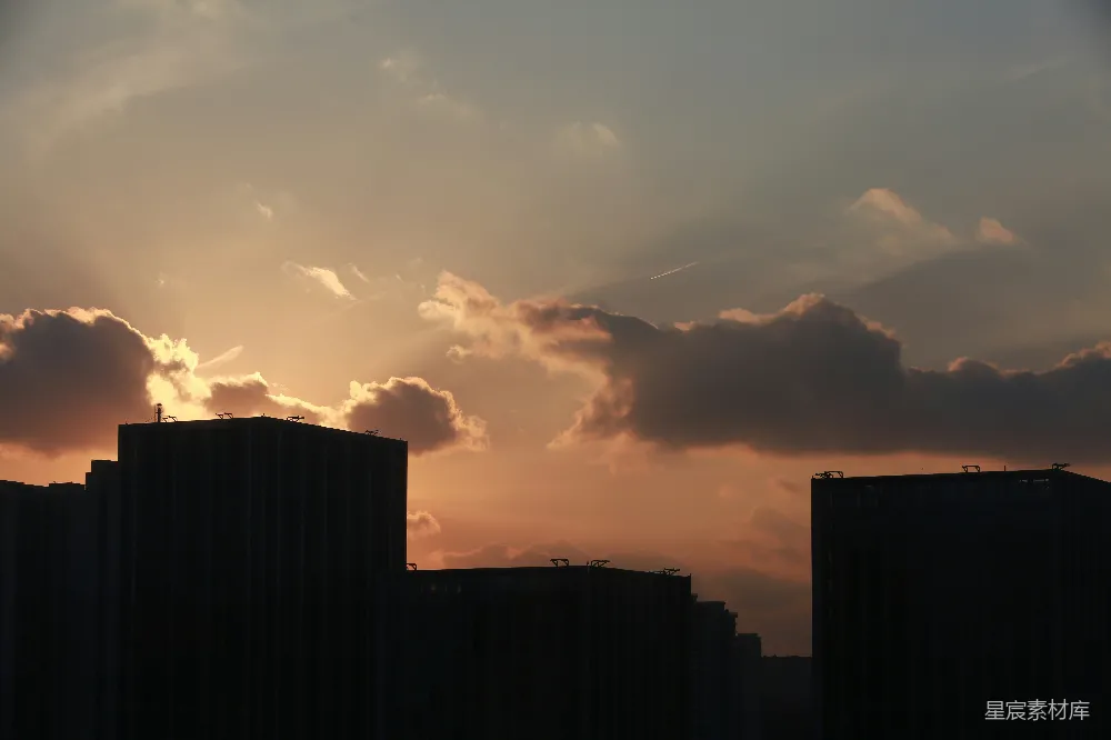 高清摄影  剪影般的建筑在多云的夕阳天空中