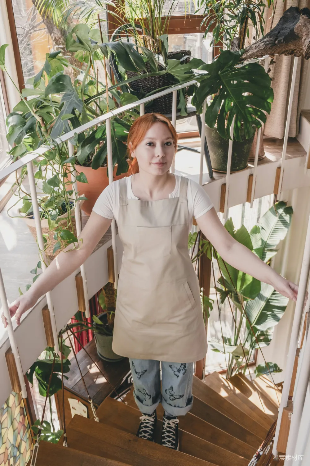 高清摄影  一个女人站在一段楼梯上。