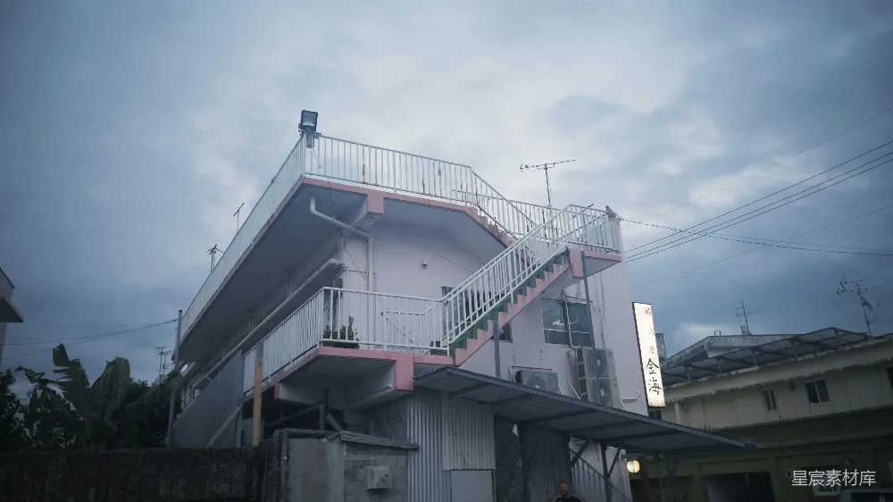 高清摄影  一座淡粉色的建筑，外面有楼梯。