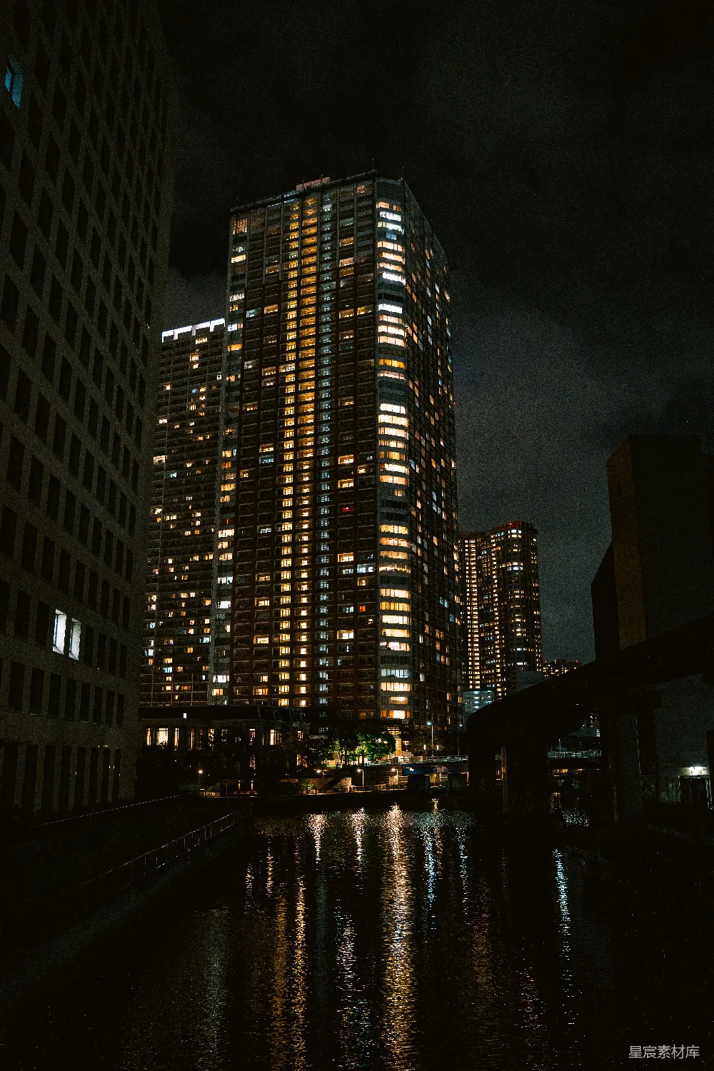 高清摄影  夜晚，高楼大厦的灯火通明倒映在水中。