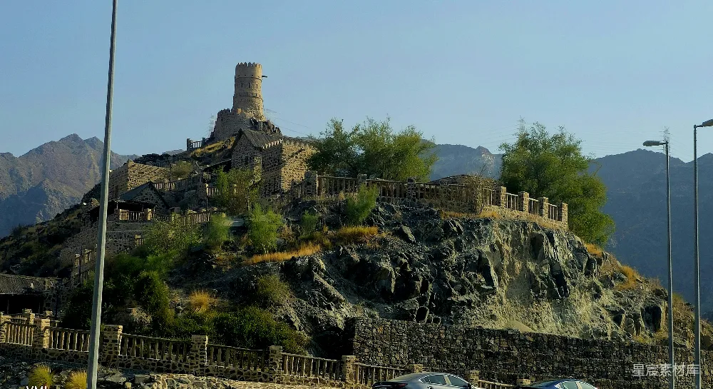 高清摄影  一座高大的山丘，山顶上有一座城堡