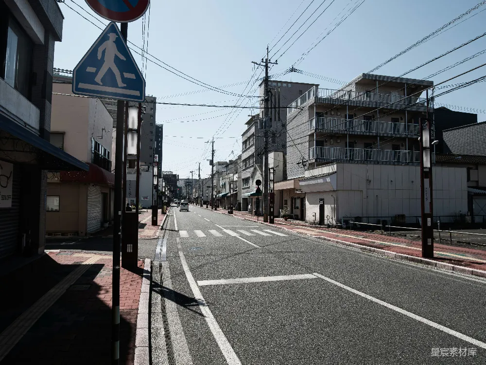 高清摄影  空无一人的城市街道，有建筑物和人行横道。
