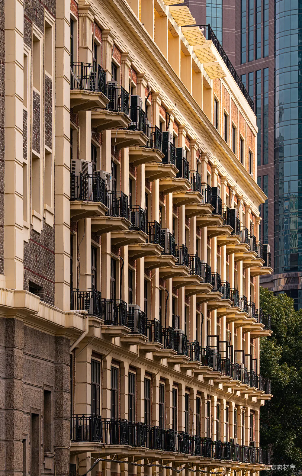 高清摄影  历史悠久的建筑外墙上装饰华丽的阳台。