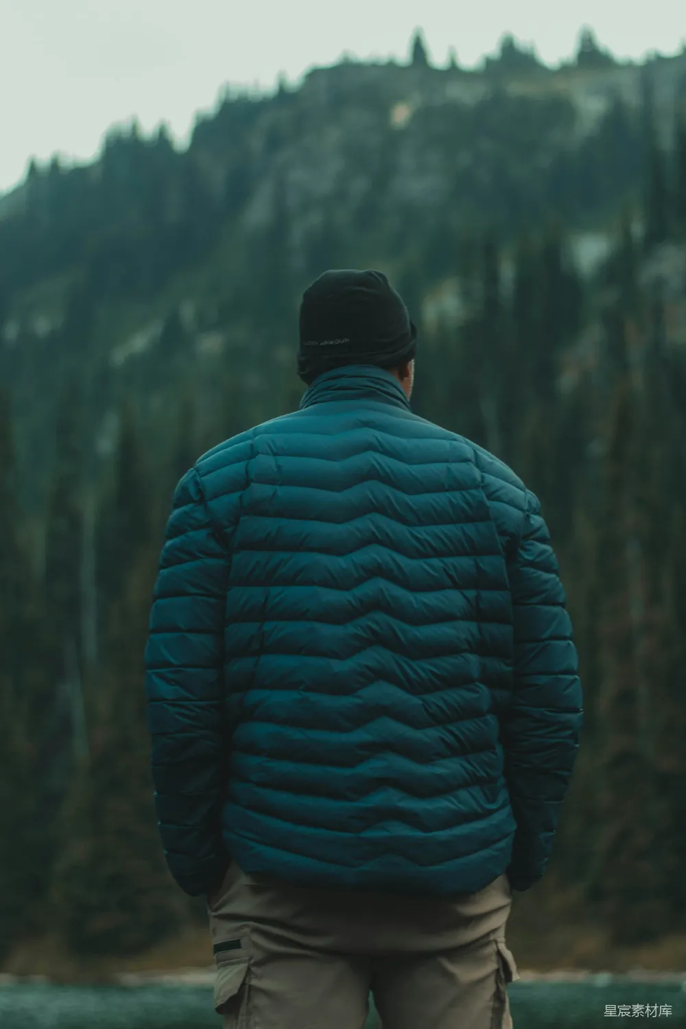 高清摄影  一个男人站在山前。