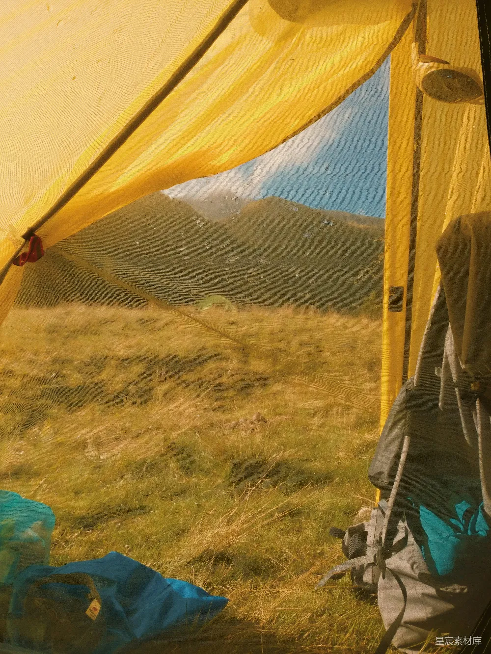 高清摄影 旅行 草地上的黄色顶篷帐篷在白天