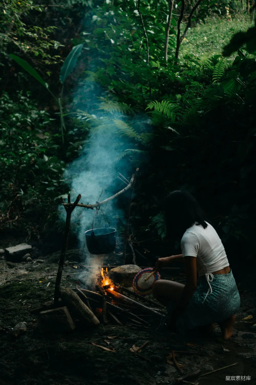 高清摄影  一个女人在树林中生火做饭