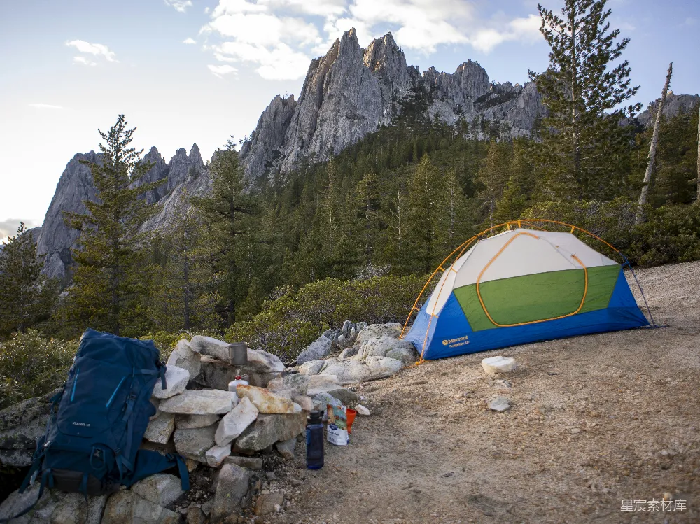 高清摄影 自然 帐篷搭建在营地里，远处是岩石山。