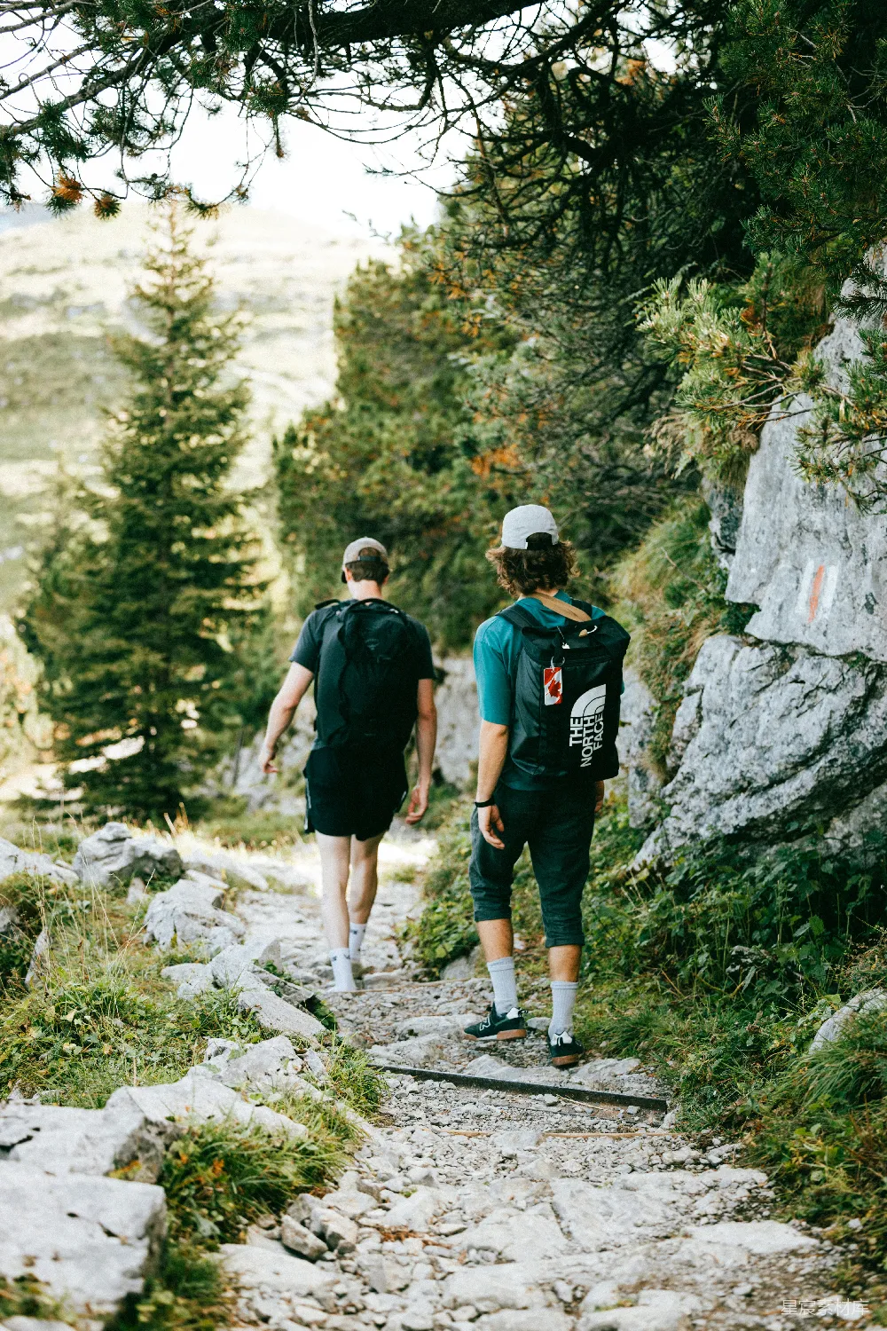 高清摄影 旅行 人物 自然 两名徒步旅行者沿着崎岖的山间小路向上行走。