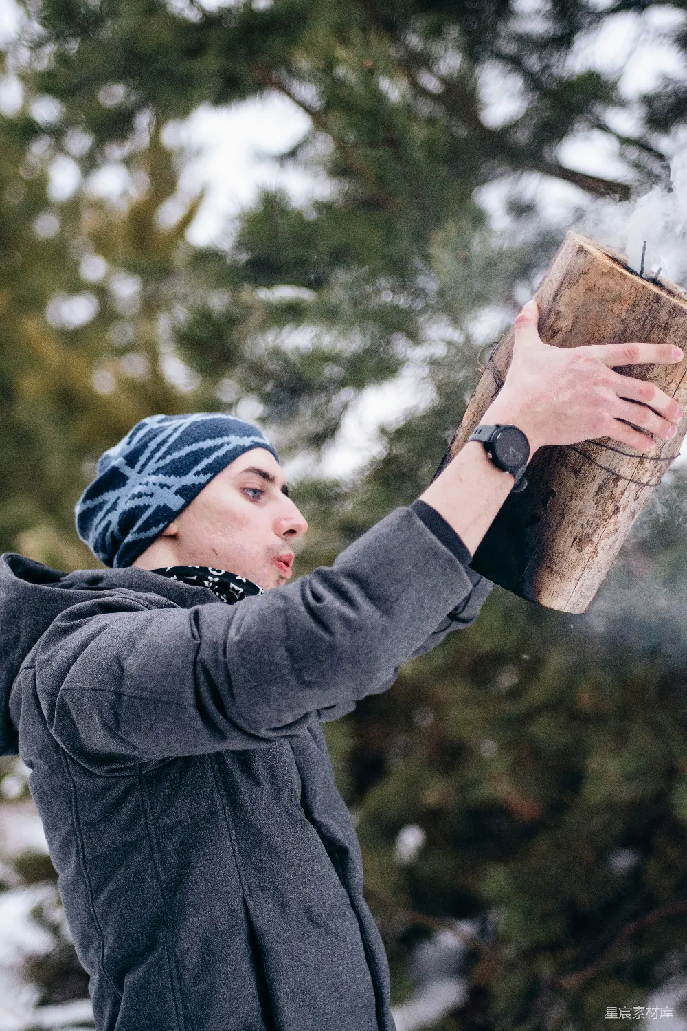 高清摄影 旅行 人物 一个女人在雪地里拿着一个木箱。