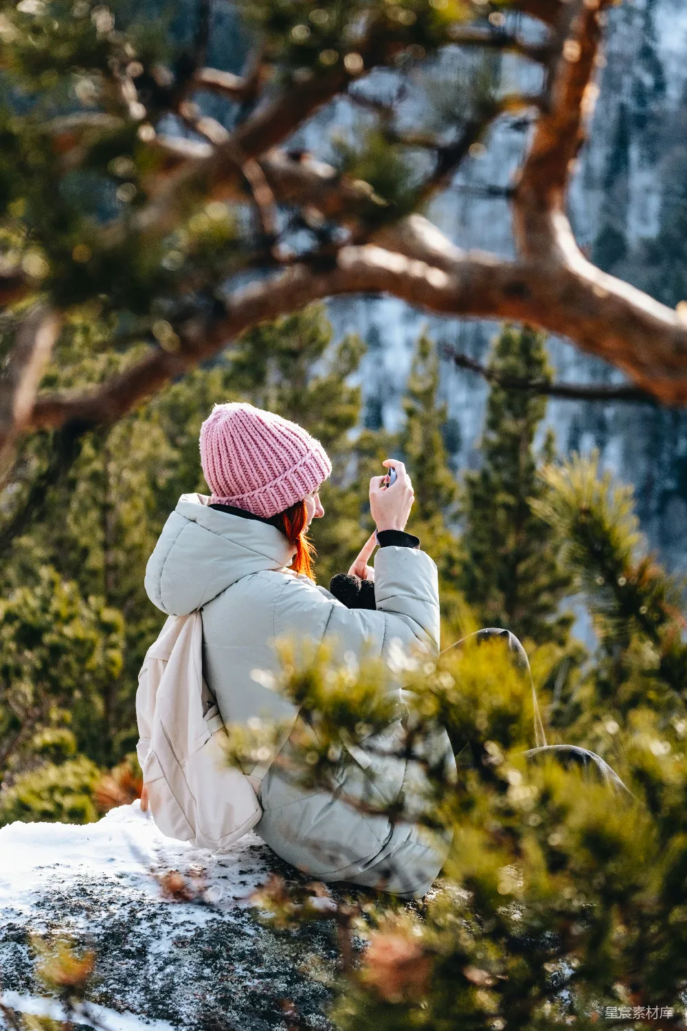 高清摄影 人物 一个女人坐在岩石上拍照。