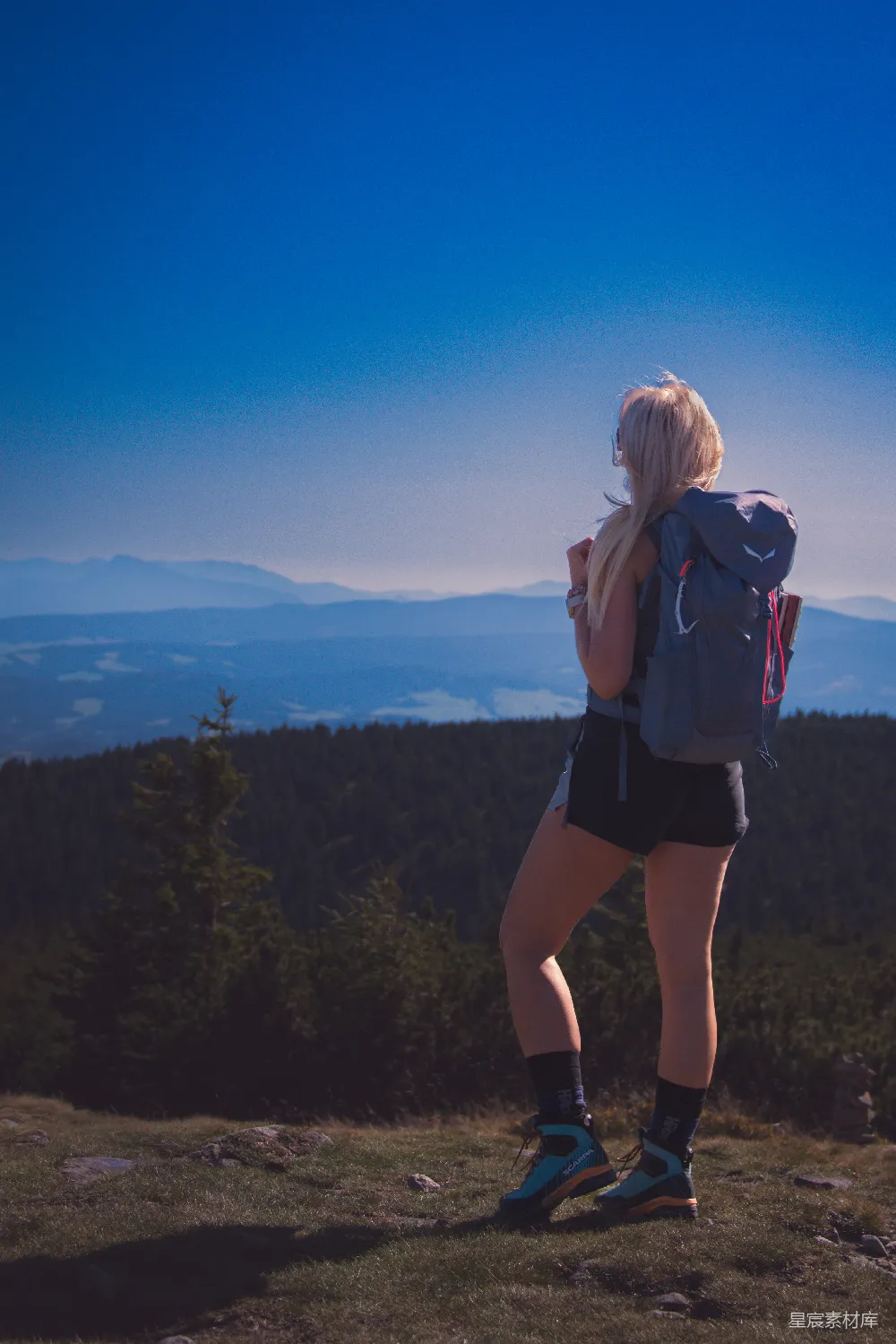 高清摄影 旅行 人物 自然 背着背包的女人在山上俯瞰风景