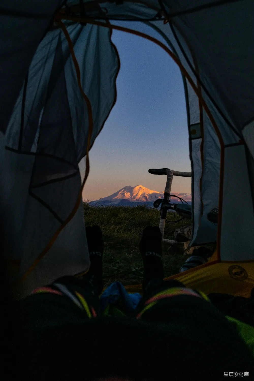 高清摄影 旅行 壁纸 自然 帐篷内看山景