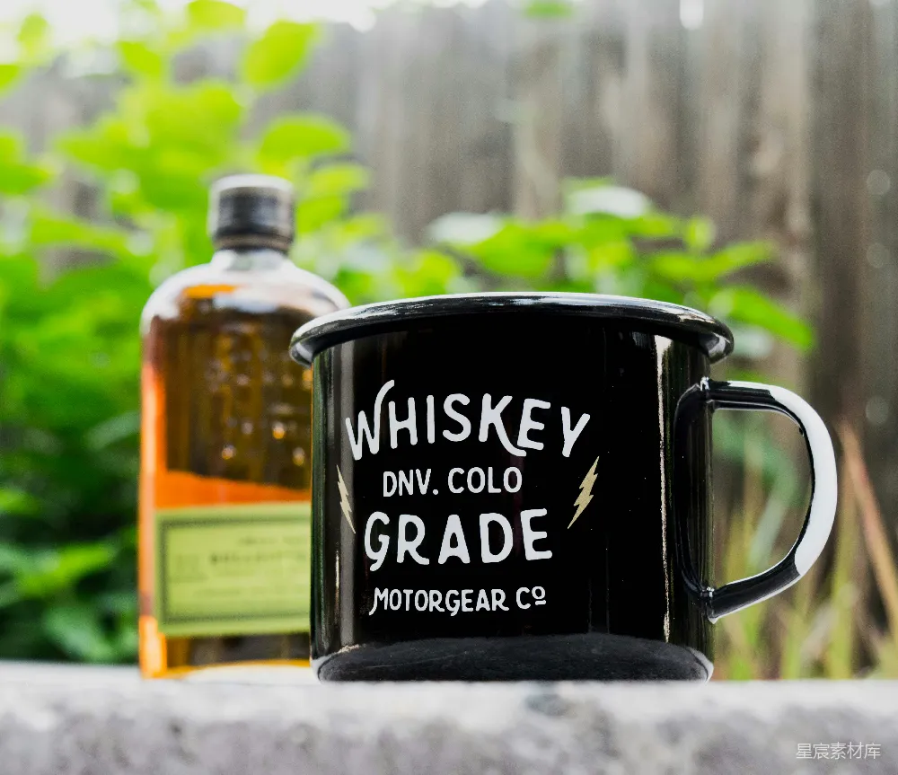 高清摄影  一张黑白的Whiskey DNV特写照片，背景是Cold Grade Motor Gear Co.的马克杯。
