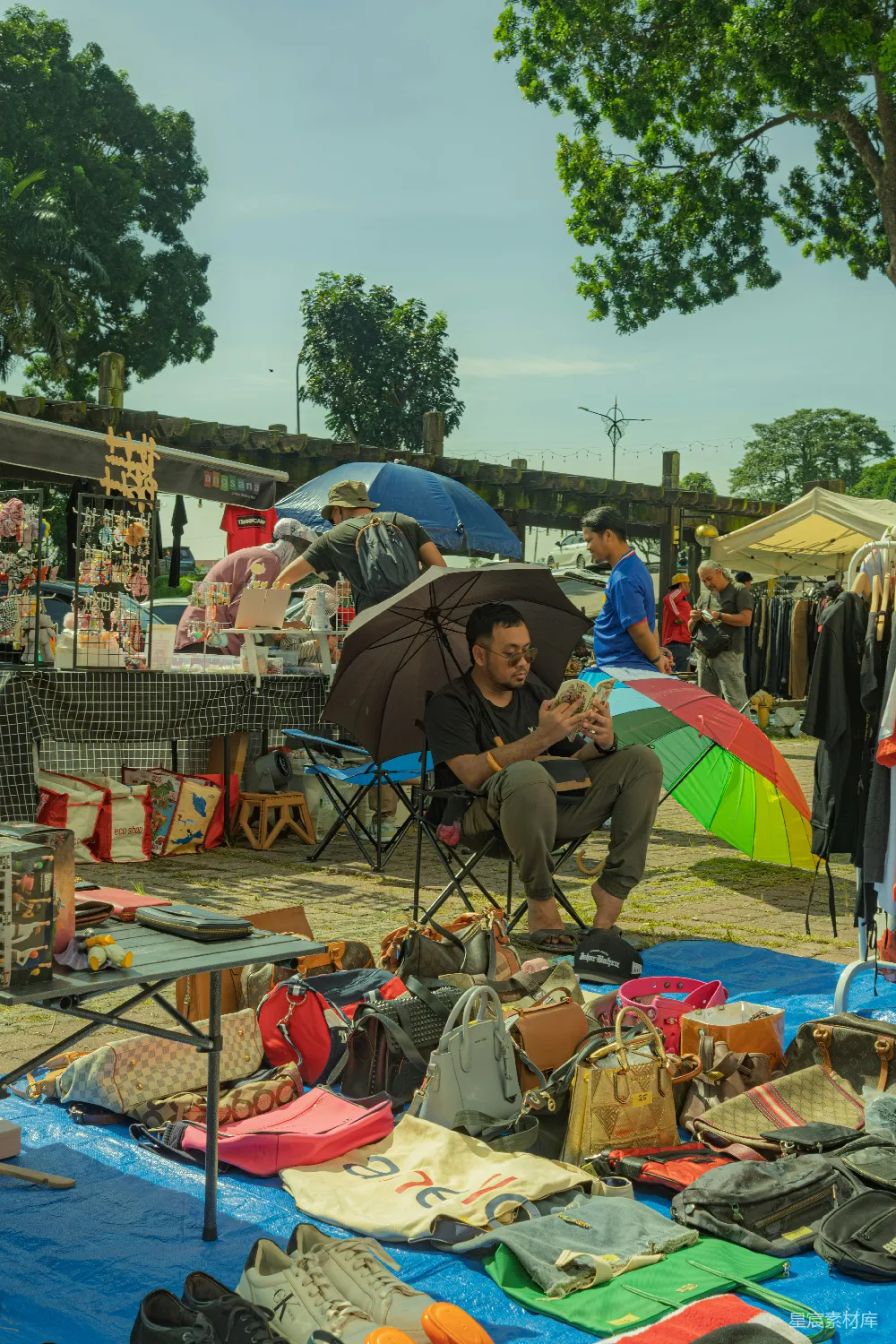 高清摄影  在户外市场下伞购物的人们