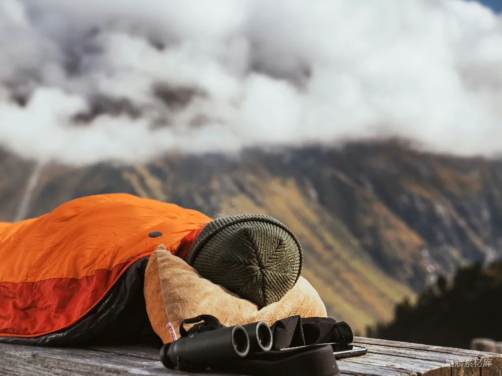 高清摄影 旅行 人物 一个男人躺在木制长凳上睡觉