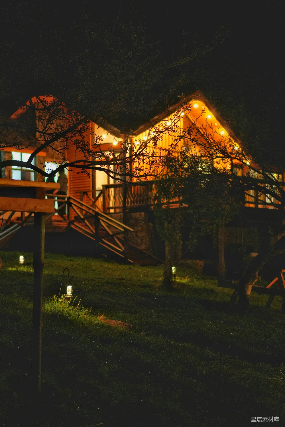 高清摄影  夜幕下的木屋和串灯