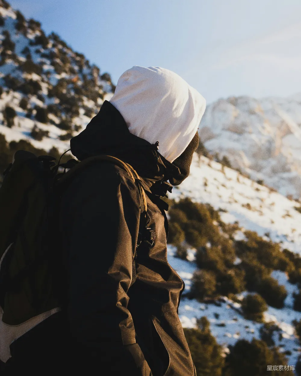 高清摄影  穿着冬装的徒步旅行者欣赏着雪景中的山地景色。