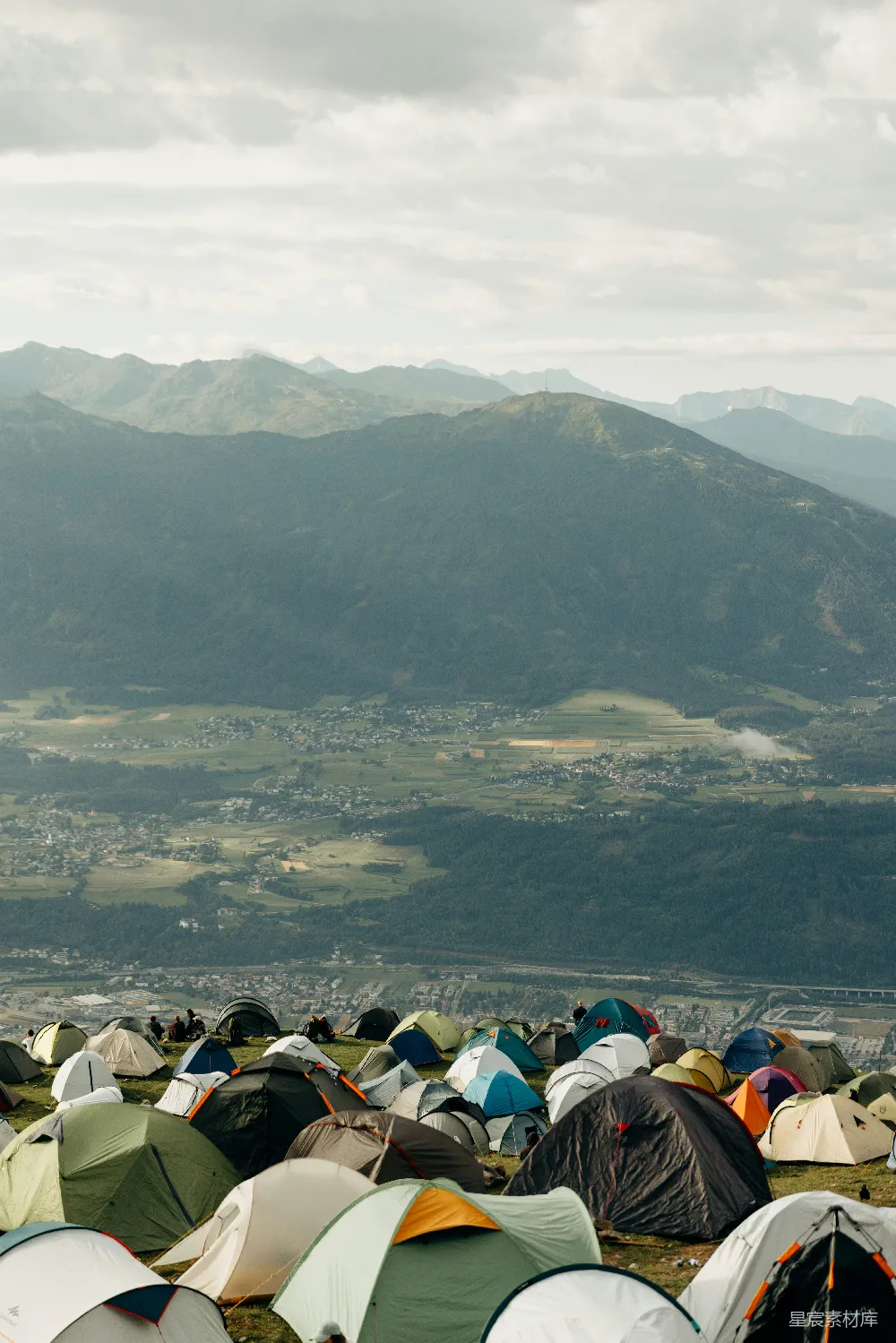 高清摄影  许多帐篷坐落在山上，俯瞰着山谷。