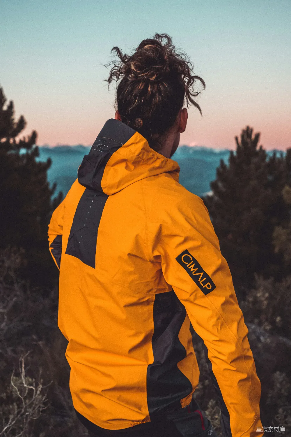 高清摄影 人物 穿着黄色夹克的男人正望着大海。