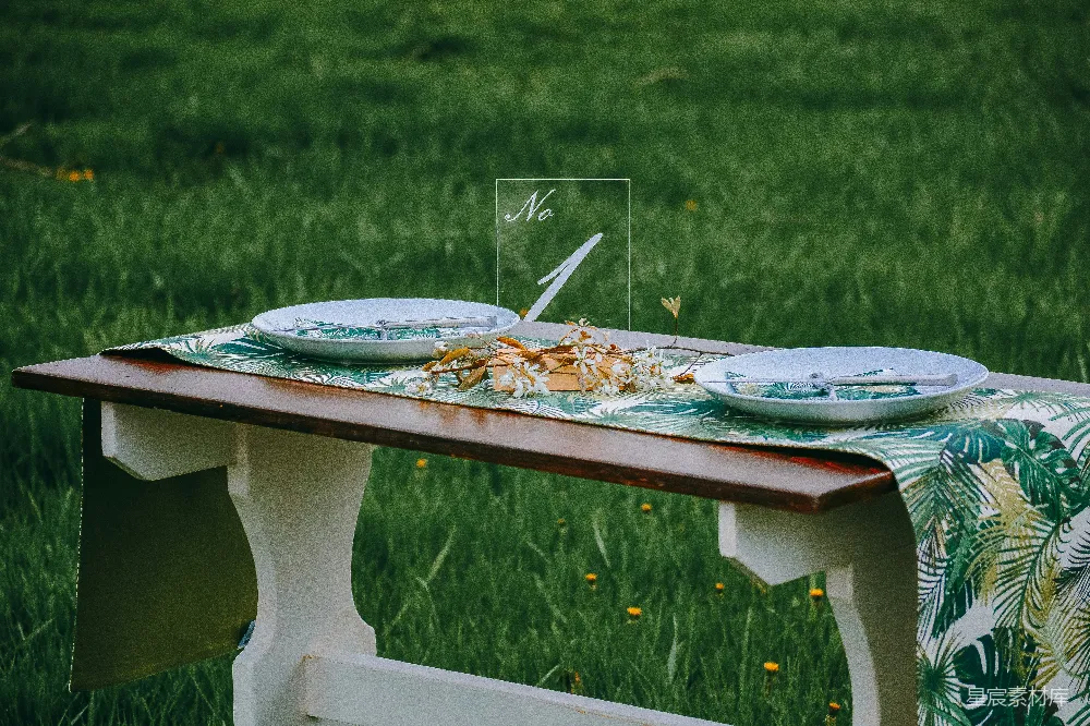 高清摄影  两个白色的陶瓷盘子放在棕色的木质餐桌上面。