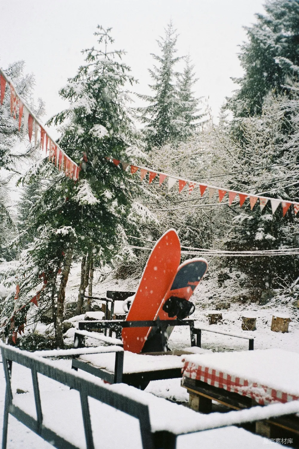 高清摄影 自然 电影 一个红色的滑雪板放在覆盖着雪的地面上