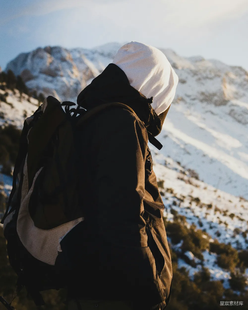 高清摄影  背着背包的人正在看雪山。