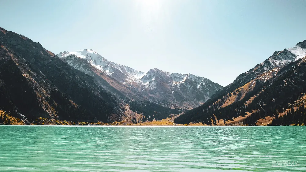 高清摄影  雪山覆盖下的湖景