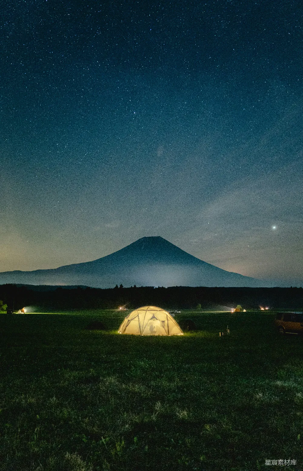 高清摄影 壁纸 自然 旅行 夜空中白色的帐篷