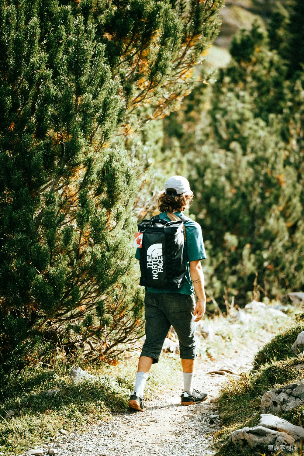 高清摄影 自然 人物 旅行 背着背包的徒步者走在山路上