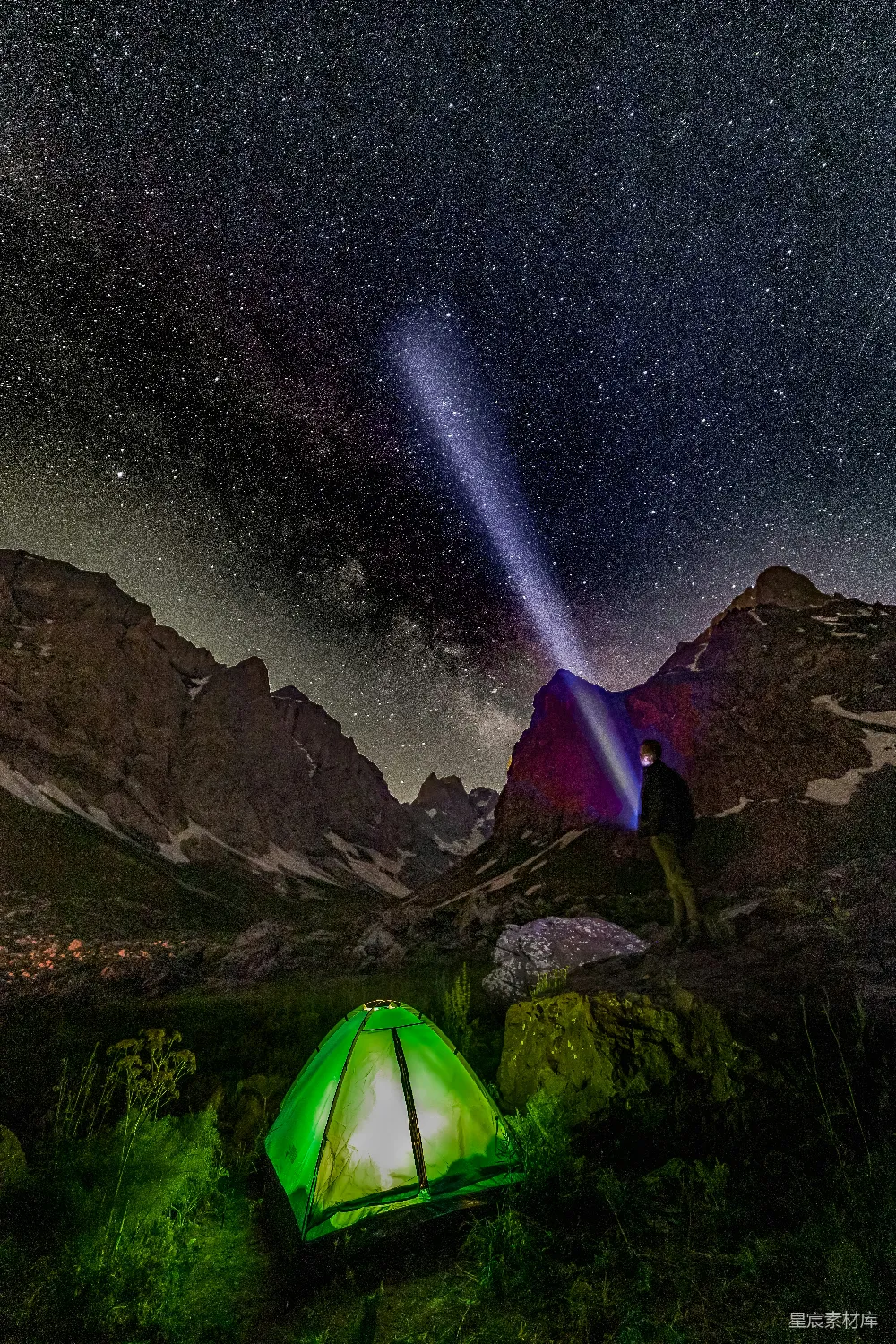高清摄影  在星空下，帐篷发光，人在山上照耀光芒。