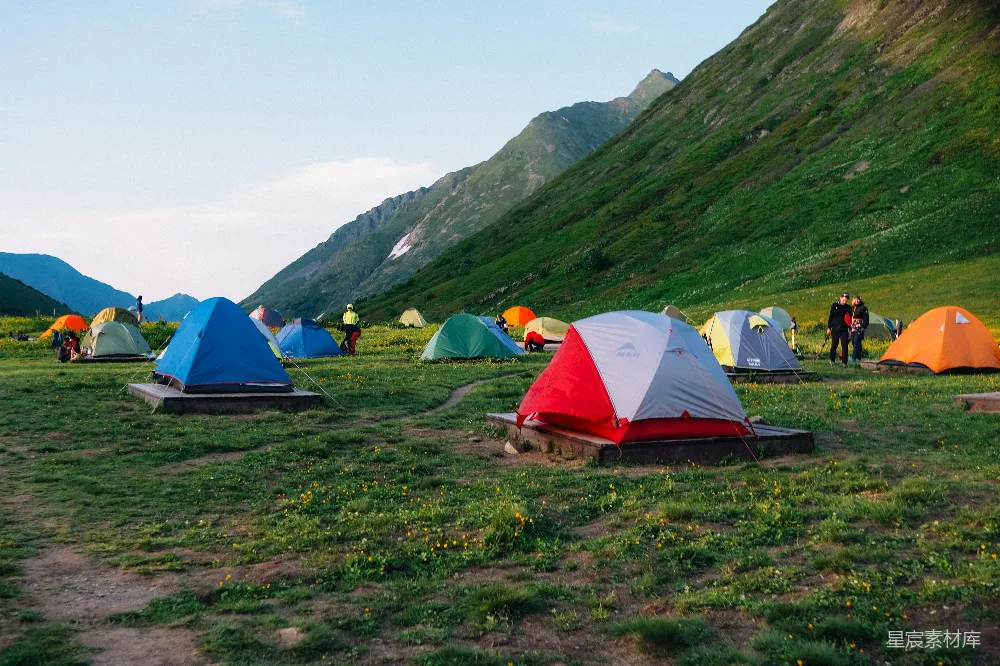 高清摄影  帐篷露营地被群山环绕。