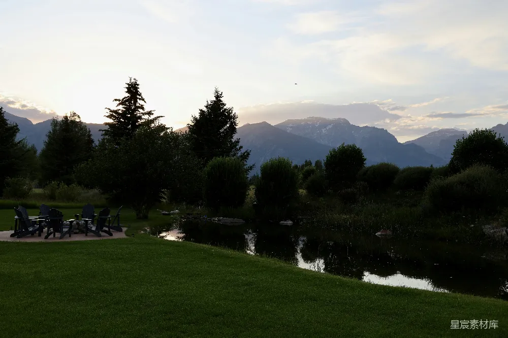 高清摄影  夕阳西下，山峦倒映在池塘中，户外设座。