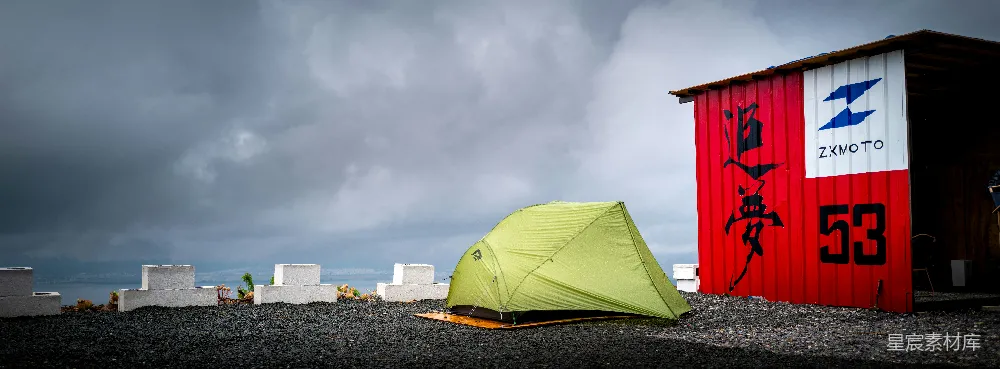 高清摄影 旅行 壁纸 乐观 电影 在多云的天空下，绿色的帐篷和红色的小屋。