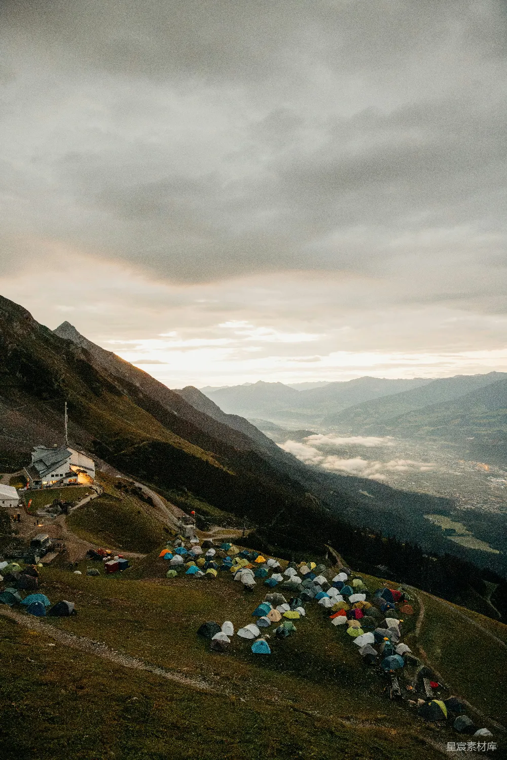 高清摄影  晨曦中的山景，远处可见山谷和露营地。