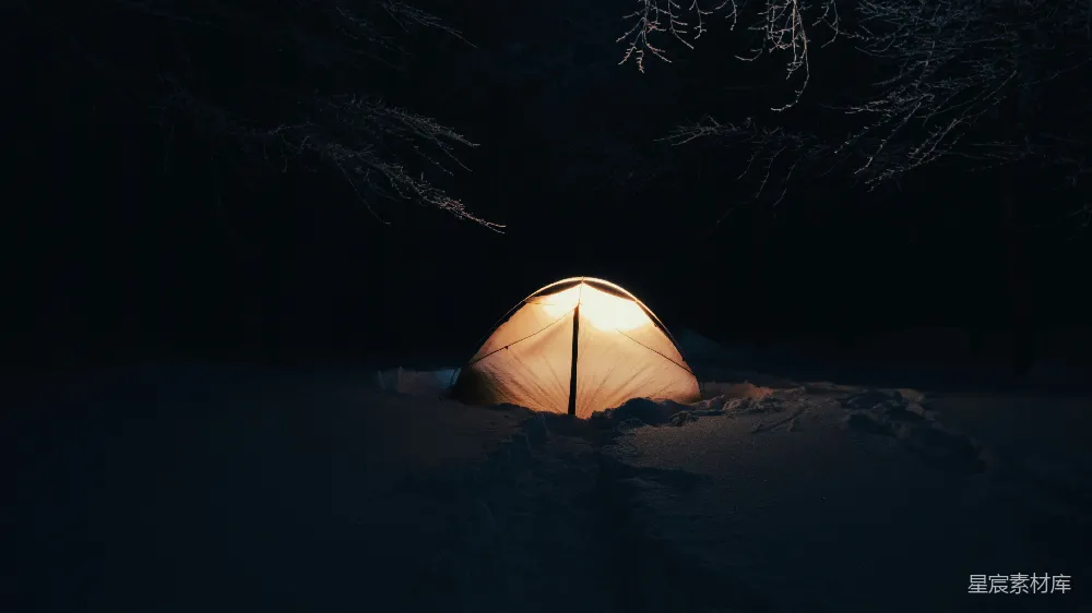 高清摄影  在雪地里搭起的帐篷，晚上可见