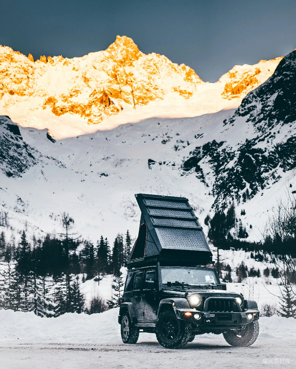 高清摄影  一辆露营车停在雪景中的山地景观中。