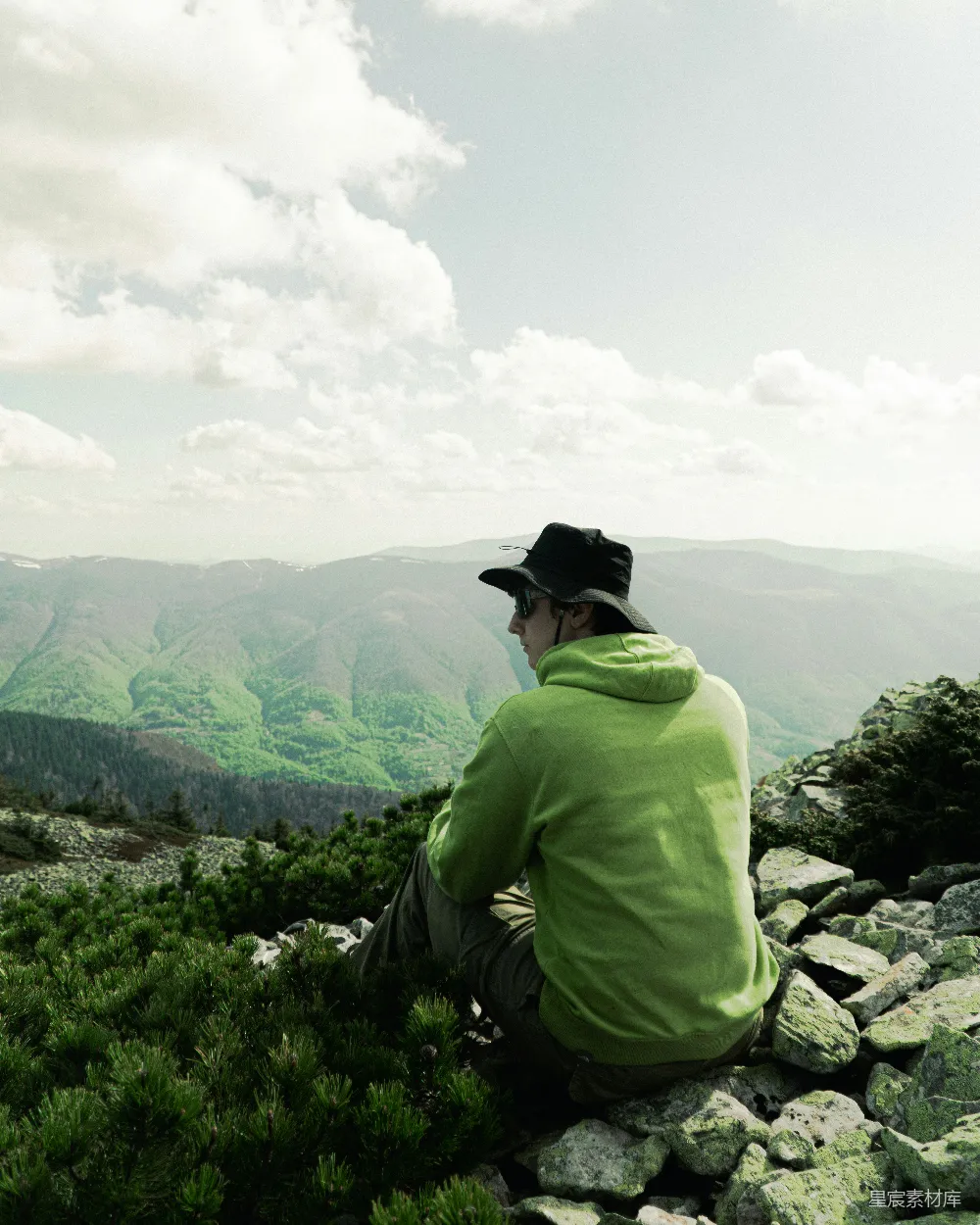高清摄影 人物 旅行 戴着帽子的徒步旅行者在岩石山顶欣赏着山景。