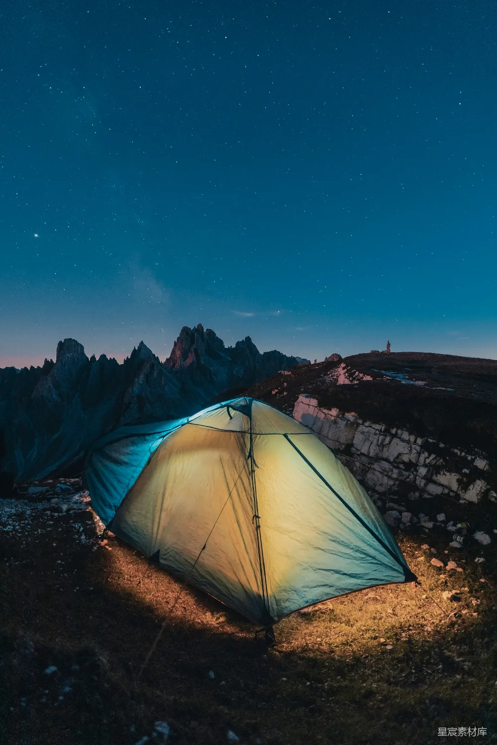 高清摄影  在山里夜晚搭建的帐篷