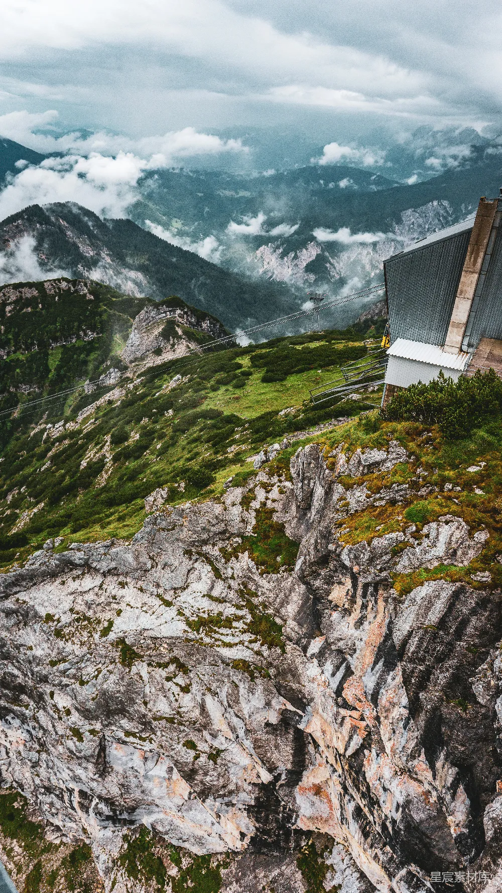 高清摄影  多云天空下的壮观山景。