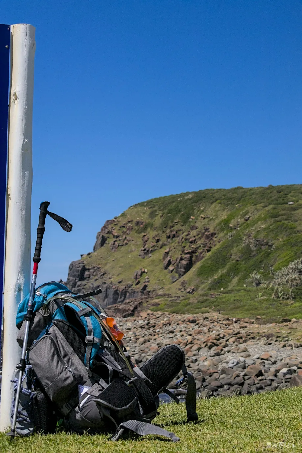 高清摄影 壁纸 自然 旅行 背包和登山杖靠在一根柱子上。