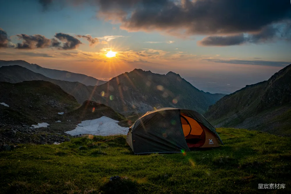 高清摄影  在夕阳西下的山景中搭起的帐篷。