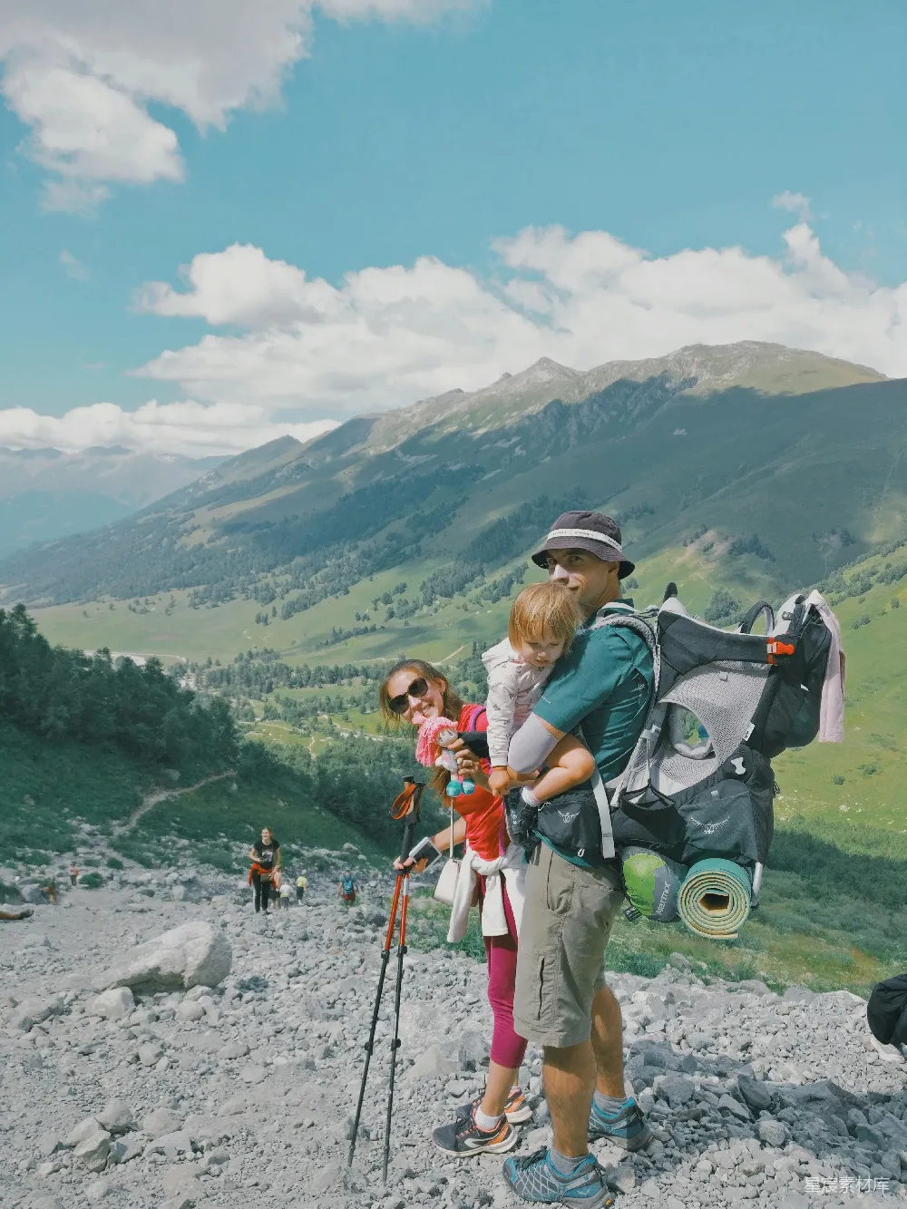 高清摄影 旅行 两名背着徒步背包的女性在岩石山地上行走。