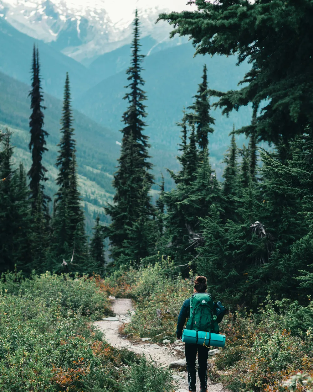 高清摄影  一个人在山间小路上行走。
