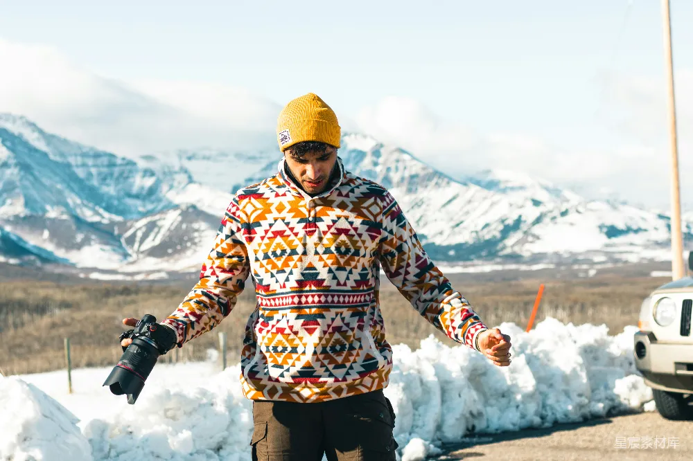 高清摄影  一个男人在一条覆盖着雪的道路上滑雪板。