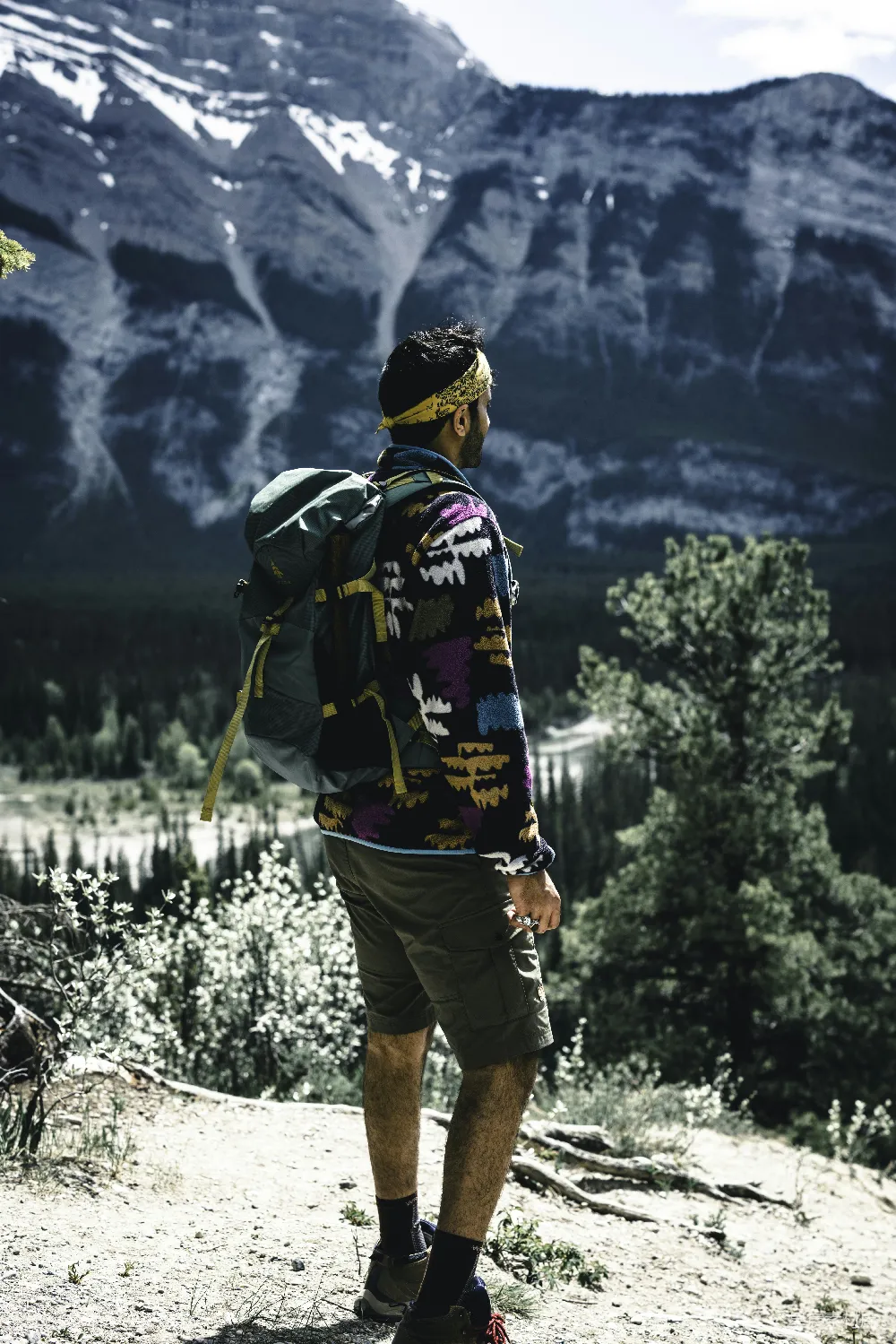 高清摄影  背着背包的男人看着山景