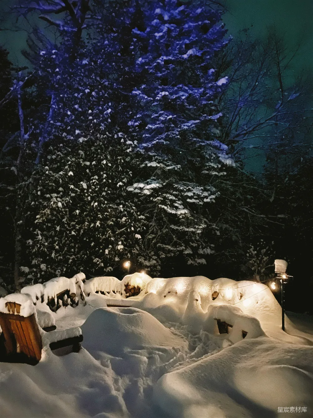 高清摄影 自然 壁纸 一个夜晚的雪覆盖的院子场景