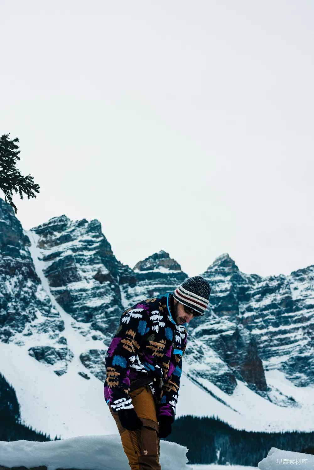 高清摄影  一个男人在雪覆盖的斜坡上滑行滑雪板。