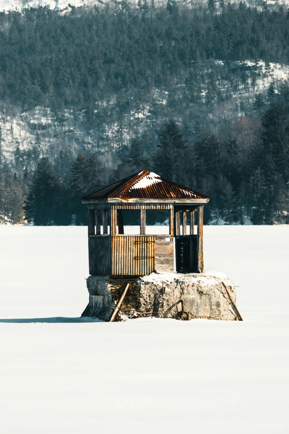 高清摄影  一座凉亭坐落在积雪覆盖的田野上